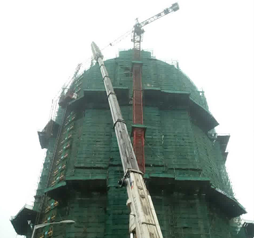 大邑吊车在工地上作业